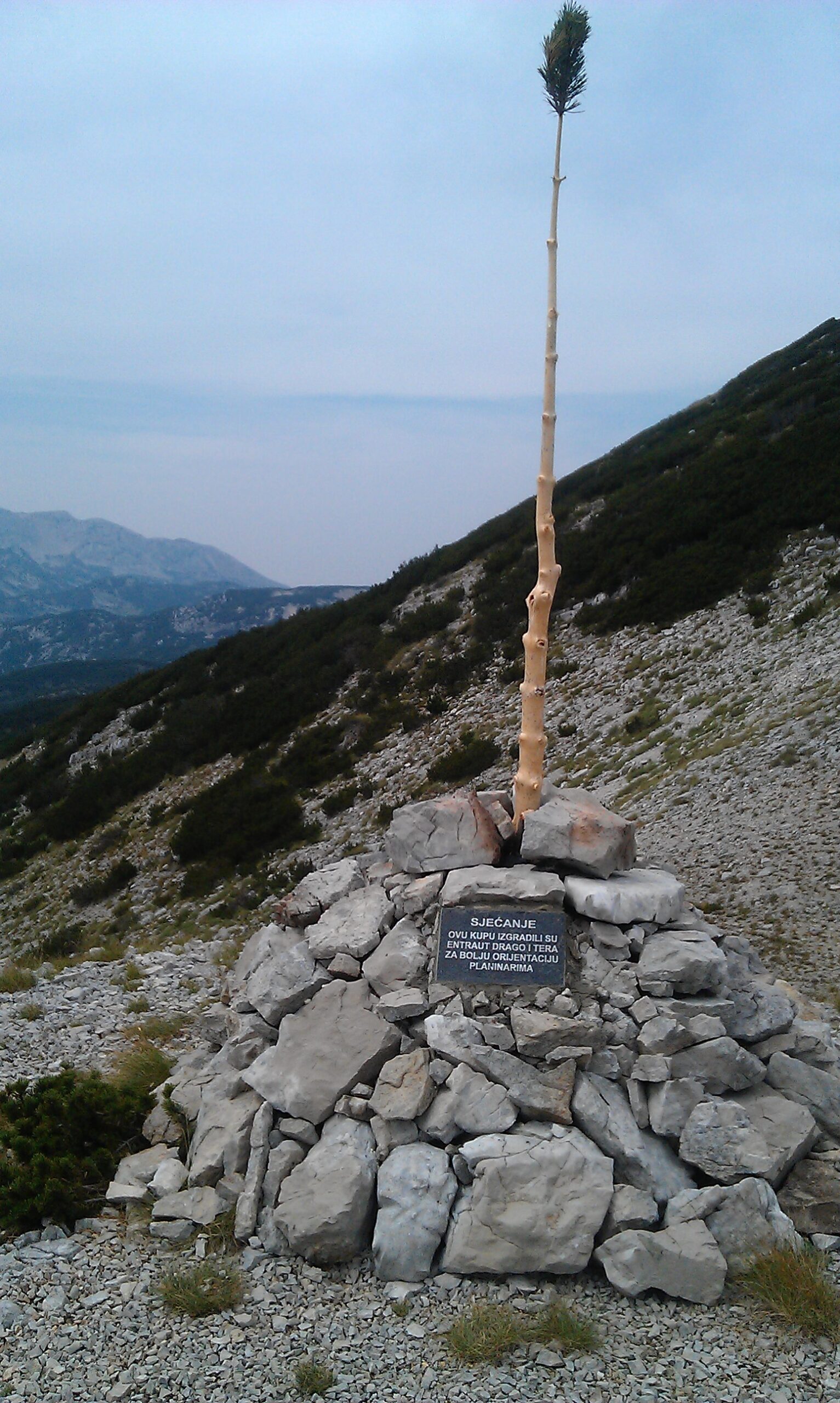 Spomen ploča u znak sjećanja na doajene bh planinarstva i alpinizma Dragu i Terezu Entraut